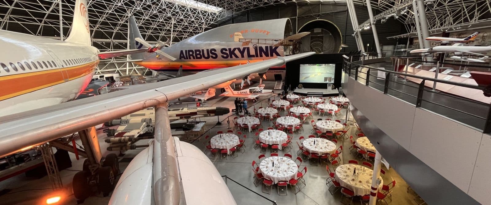 Dîner de gala dressé sous les avions du musée Aeroscopia