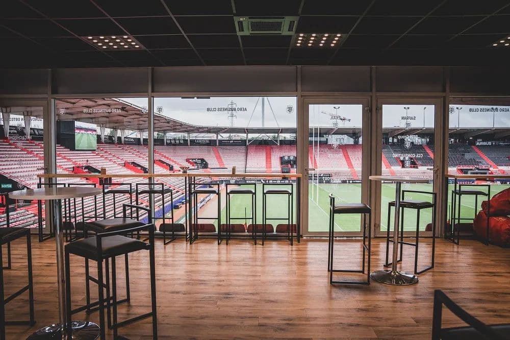 Business Club du Stade Toulousain, salon avec vue sur la pelouse d'Ernest-Wallon