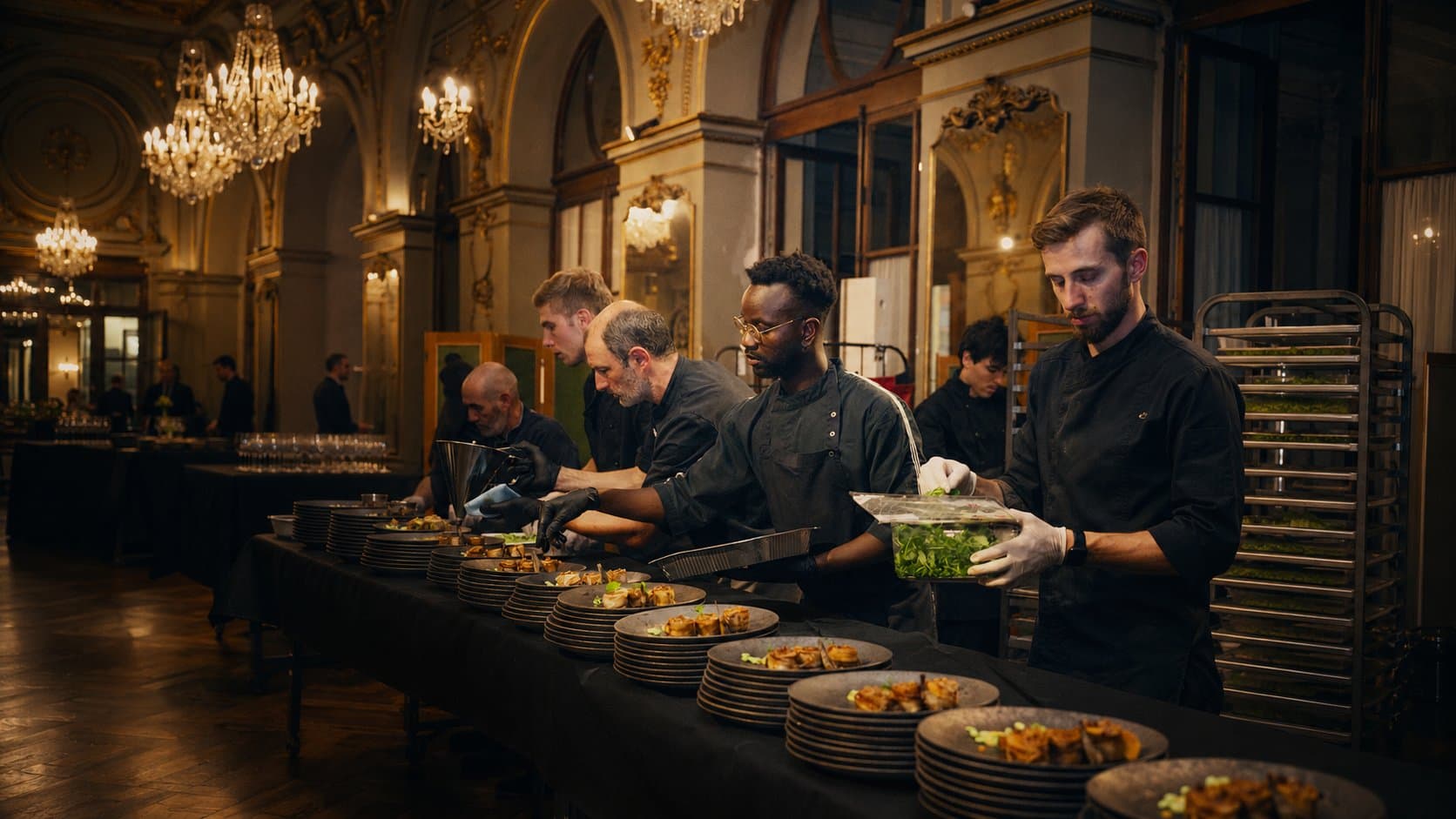 Chefs au dressage dans une salle de réception