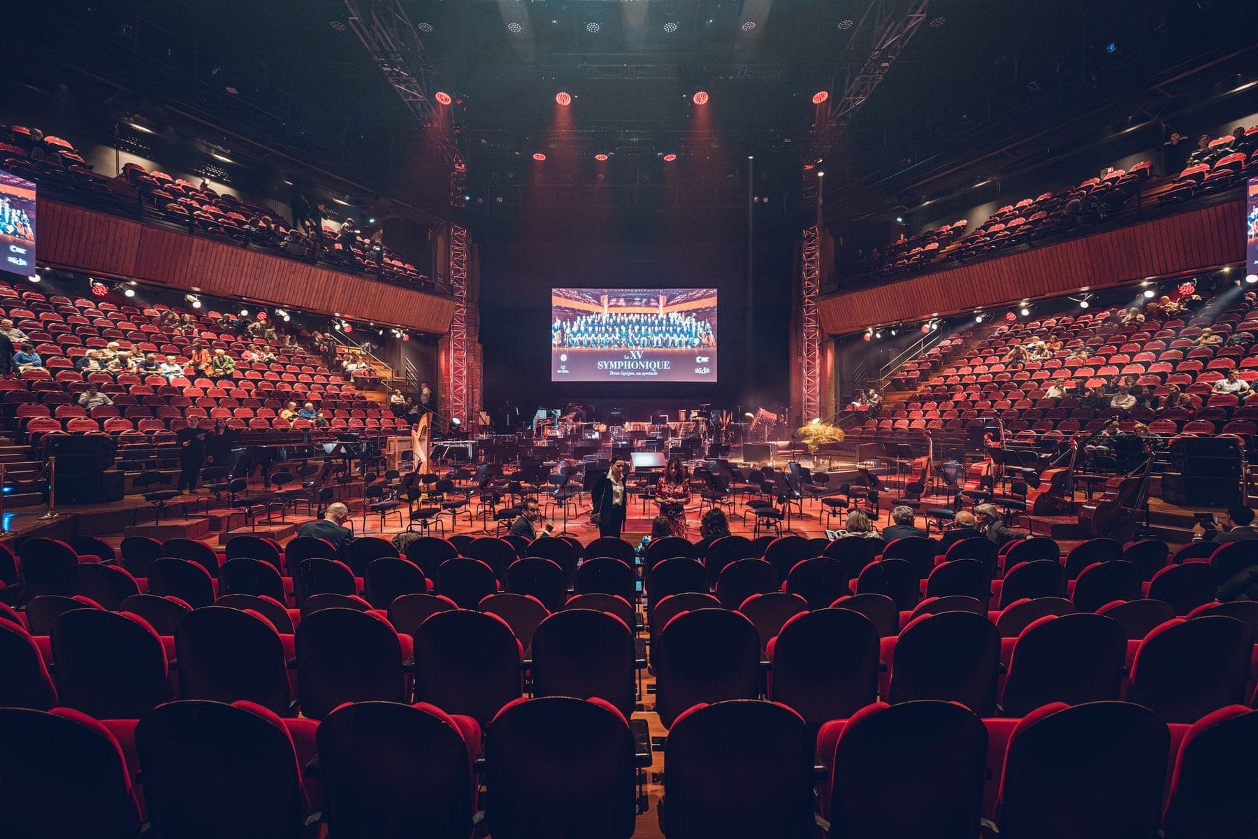 Grande salle et écran d'un événement