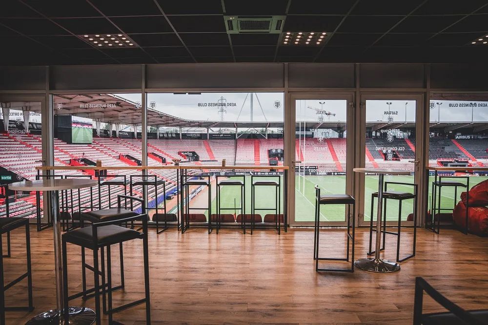 Business Club du Stade Toulousain, salon avec vue sur la pelouse d'Ernest-Wallon